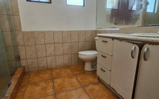 ¡REMATE BANCARIO, PRECIO DE OPORTUNIDAD! Casa en Venta en Condominio en Alajuela Centro, Amplia de 1 Planta y 5 Habitaciones. COD. 139647