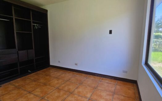 ¡REMATE BANCARIO, PRECIO DE OPORTUNIDAD! Casa en Venta en Condominio en Alajuela Centro, Amplia de 1 Planta y 5 Habitaciones. COD. 139647