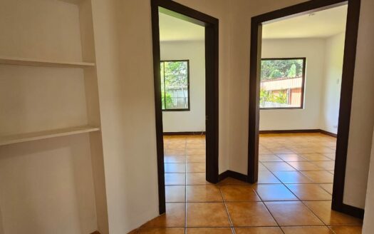 ¡REMATE BANCARIO, PRECIO DE OPORTUNIDAD! Casa en Venta en Condominio en Alajuela Centro, Amplia de 1 Planta y 5 Habitaciones. COD. 139647
