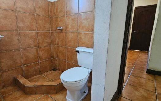 ¡REMATE BANCARIO, PRECIO DE OPORTUNIDAD! Casa en Venta en Condominio en Alajuela Centro, Amplia de 1 Planta y 5 Habitaciones. COD. 139647