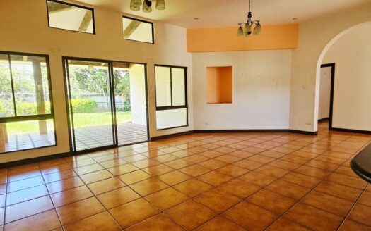 ¡REMATE BANCARIO, PRECIO DE OPORTUNIDAD! Casa en Venta en Condominio en Alajuela Centro, Amplia de 1 Planta y 5 Habitaciones. COD. 139647