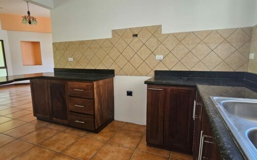 ¡REMATE BANCARIO, PRECIO DE OPORTUNIDAD! Casa en Venta en Condominio en Alajuela Centro, Amplia de 1 Planta y 5 Habitaciones. COD. 139647