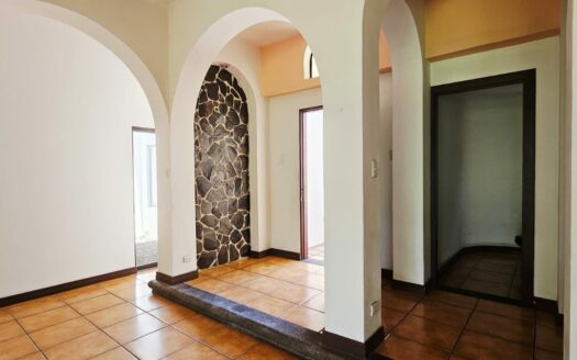 ¡REMATE BANCARIO, PRECIO DE OPORTUNIDAD! Casa en Venta en Condominio en Alajuela Centro, Amplia de 1 Planta y 5 Habitaciones. COD. 139647