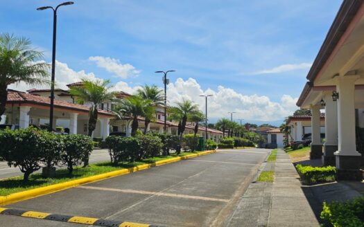 ¡REMATE BANCARIO, PRECIO DE OPORTUNIDAD! Casa en Venta en Condominio en Alajuela Centro, Amplia de 1 Planta y 5 Habitaciones. COD. 139647
