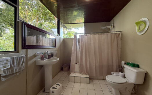 Hermosa Casa de 2 Niveles Rodeada de Bosque y Vegetación en Las Nubes de Coronado COD 138145