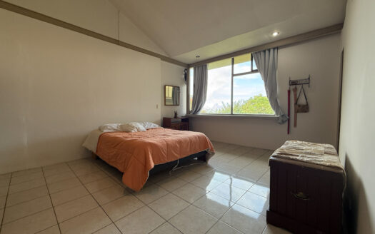 Hermosa Casa de 2 Niveles Rodeada de Bosque y Vegetación en Las Nubes de Coronado COD 138145