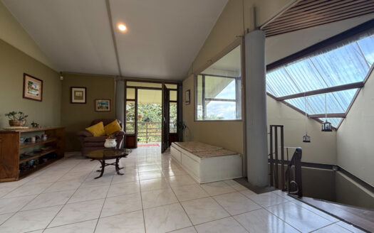 Hermosa Casa de 2 Niveles Rodeada de Bosque y Vegetación en Las Nubes de Coronado COD 138145