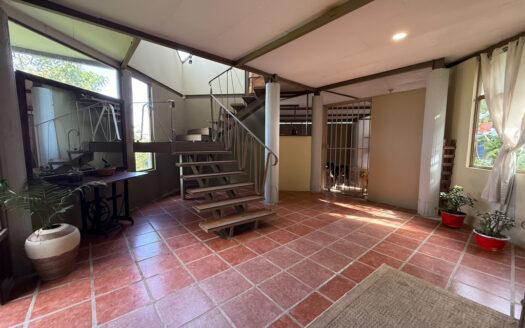 Hermosa Casa de 2 Niveles Rodeada de Bosque y Vegetación en Las Nubes de Coronado COD 138145