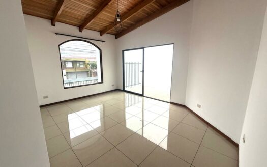🏡 Casa en Venta en San Francisco de Heredia, Cerca del Hospital Nuevo – Uso Mixto y Amplios Espacios. Cochera para 4 Carros. Código 138629