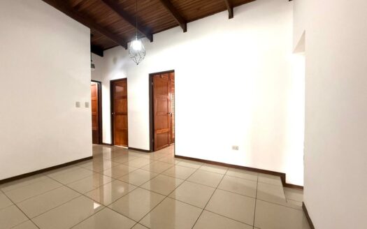 🏡 Casa en Venta en San Francisco de Heredia, Cerca del Hospital Nuevo – Uso Mixto y Amplios Espacios. Cochera para 4 Carros. Código 138629
