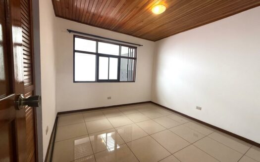 🏡 Casa en Venta en San Francisco de Heredia, Cerca del Hospital Nuevo – Uso Mixto y Amplios Espacios. Cochera para 4 Carros. Código 138629