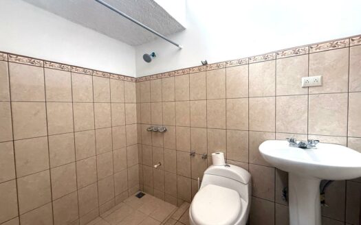 🏡 Casa en Venta en San Francisco de Heredia, Cerca del Hospital Nuevo – Uso Mixto y Amplios Espacios. Cochera para 4 Carros. Código 138629