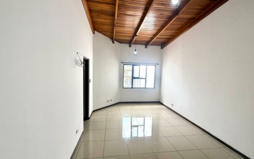 🏡 Casa en Venta en San Francisco de Heredia, Cerca del Hospital Nuevo – Uso Mixto y Amplios Espacios. Cochera para 4 Carros. Código 138629