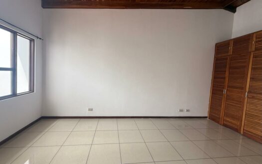 🏡 Casa en Venta en San Francisco de Heredia, Cerca del Hospital Nuevo – Uso Mixto y Amplios Espacios. Cochera para 4 Carros. Código 138629