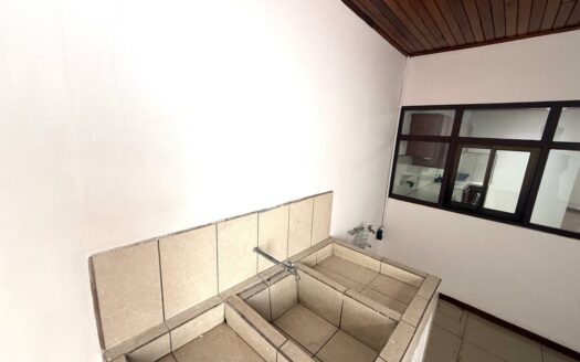 🏡 Casa en Venta en San Francisco de Heredia, Cerca del Hospital Nuevo – Uso Mixto y Amplios Espacios. Cochera para 4 Carros. Código 138629