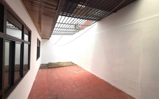 🏡 Casa en Venta en San Francisco de Heredia, Cerca del Hospital Nuevo – Uso Mixto y Amplios Espacios. Cochera para 4 Carros. Código 138629