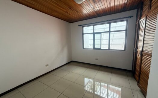 🏡 Casa en Venta en San Francisco de Heredia, Cerca del Hospital Nuevo – Uso Mixto y Amplios Espacios. Cochera para 4 Carros. Código 138629
