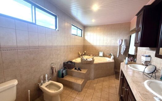 Casa en Venta en San Isidro de Heredia, con Amplio Jardín y Vista  Panorámica a la Naturaleza. Código 139426