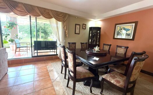 Casa en Venta en San Isidro de Heredia, con Amplio Jardín y Vista  Panorámica a la Naturaleza. Código 139426