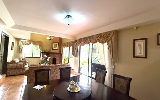 Casa en Venta en San Isidro de Heredia, con Amplio Jardín y Vista  Panorámica a la Naturaleza. Código 139426