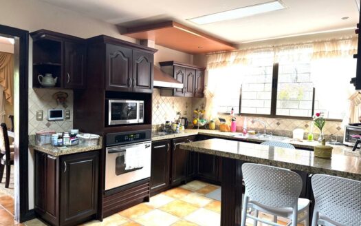Casa en Venta en San Isidro de Heredia, con Amplio Jardín y Vista  Panorámica a la Naturaleza. Código 139426