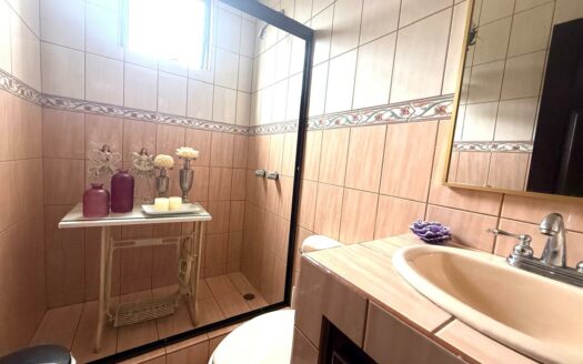 Casa en Venta en San Isidro de Heredia, con Amplio Jardín y Vista  Panorámica a la Naturaleza. Código 139426
