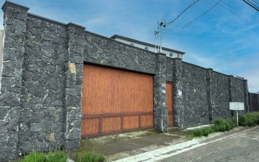 Casa en Venta en San Isidro de Heredia, con Amplio Jardín y Vista  Panorámica a la Naturaleza. Código 139426