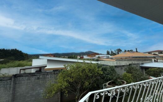 Casa en Venta en San Isidro de Heredia, con Amplio Jardín y Vista  Panorámica a la Naturaleza. Código 139426