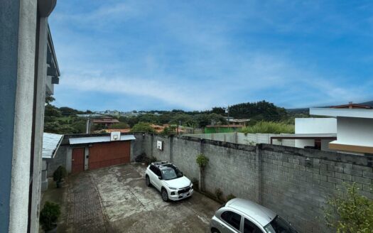 Casa en Venta en San Isidro de Heredia, con Amplio Jardín y Vista  Panorámica a la Naturaleza. Código 139426