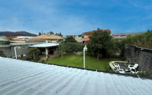Casa en Venta en San Isidro de Heredia, con Amplio Jardín y Vista  Panorámica a la Naturaleza. Código 139426