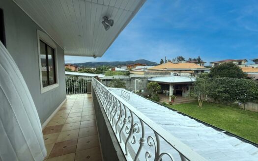 Casa en Venta en San Isidro de Heredia, con Amplio Jardín y Vista  Panorámica a la Naturaleza. Código 139426