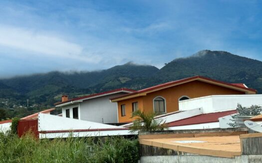 Casa en Venta en San Isidro de Heredia, con Amplio Jardín y Vista  Panorámica a la Naturaleza. Código 139426