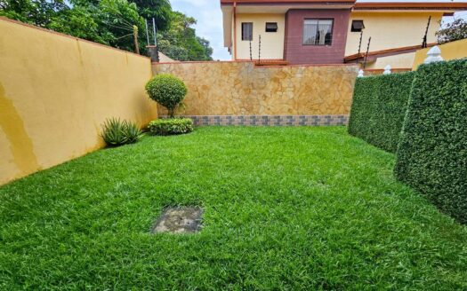 Venta de casa de 2 pisos con oficina ó habitación en primer nivel en Residencial cerrado (Avalúo=$270,000) Ubicada en San Joaquín. Cod. 139535