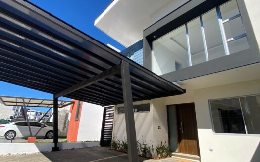Tres Ríos: Casa con Separación Lateral con 4 Habitaciones en Condominio Distrito San Juan. #139183