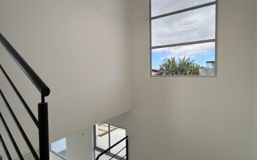 Viva en Escazú Oportunidad de Alquiler !!! Casa espaciosa y con increíbles vistas, en condominio. Cód 145105