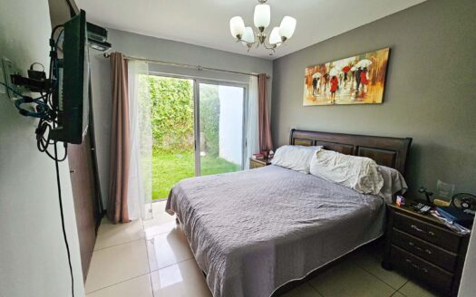 Venta de casa de 1 planta (Esquinera) en Condominio en Cariari (Lote: 245m2 / Const: 92m2) 2hab, 2 baños, 2 parqueos. Cod. 140777