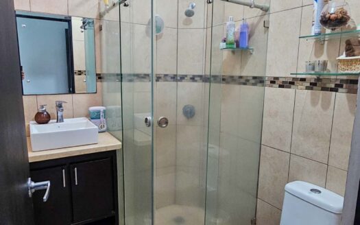 Venta de casa de 1 planta (Esquinera) en Condominio en Cariari (Lote: 245m2 / Const: 92m2) 2hab, 2 baños, 2 parqueos. Cod. 140777