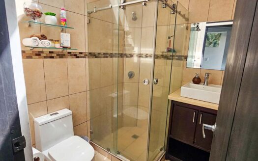 Venta de casa de 1 planta (Esquinera) en Condominio en Cariari (Lote: 245m2 / Const: 92m2) 2hab, 2 baños, 2 parqueos. Cod. 140777