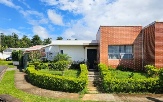 Venta de casa de 1 planta (Esquinera) en Condominio en Cariari (Lote: 245m2 / Const: 92m2) 2hab, 2 baños, 2 parqueos. Cod. 140777