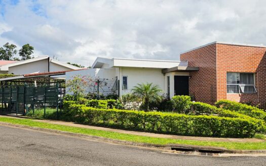 Venta de casa de 1 planta (Esquinera) en Condominio en Cariari (Lote: 245m2 / Const: 92m2) 2hab, 2 baños, 2 parqueos. Cod. 140777