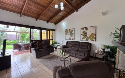 San Ramón de Tres Ríos: Hermosa Casa en Residencial Privado con 393 Metros de Lote. #140729