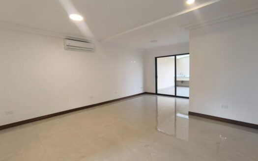 Amplia casa de 2 niveles, 3 habitaciones 2.5 baños, excelente ubicación, entrega inmedita. PARA ESTRENAR!! Cod. 141083