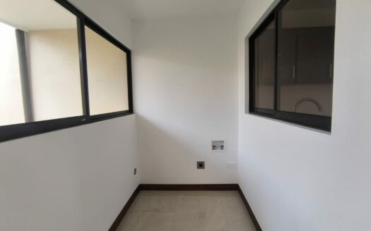 Amplia casa de 2 niveles, 3 habitaciones 2.5 baños, excelente ubicación, entrega inmedita. PARA ESTRENAR!! Cod. 141083