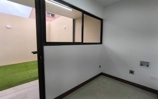 Amplia casa de 2 niveles, 3 habitaciones 2.5 baños, excelente ubicación, entrega inmedita. PARA ESTRENAR!! Cod. 141083