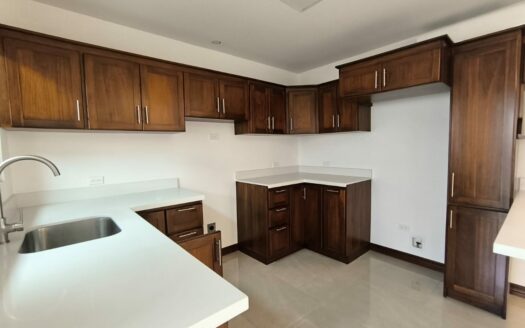 Amplia casa de 2 niveles, 3 habitaciones 2.5 baños, excelente ubicación, entrega inmedita. PARA ESTRENAR!! Cod. 141083