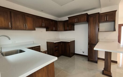 Amplia casa de 2 niveles, 3 habitaciones 2.5 baños, excelente ubicación, entrega inmedita. PARA ESTRENAR!! Cod. 141083