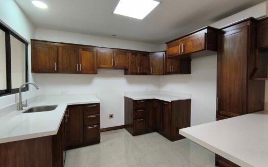 Amplia casa de 2 niveles, 3 habitaciones 2.5 baños, excelente ubicación, entrega inmedita. PARA ESTRENAR!! Cod. 141083