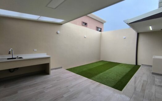 Amplia casa de 2 niveles, 3 habitaciones 2.5 baños, excelente ubicación, entrega inmedita. PARA ESTRENAR!! Cod. 141083