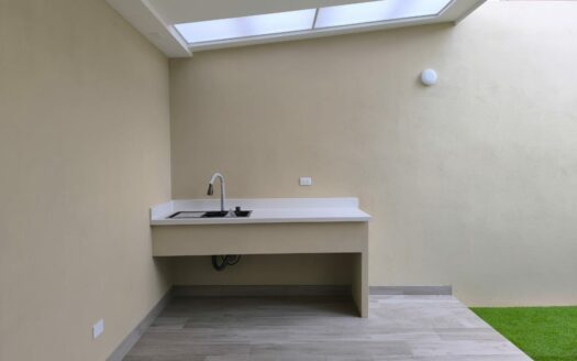 Amplia casa de 2 niveles, 3 habitaciones 2.5 baños, excelente ubicación, entrega inmedita. PARA ESTRENAR!! Cod. 141083