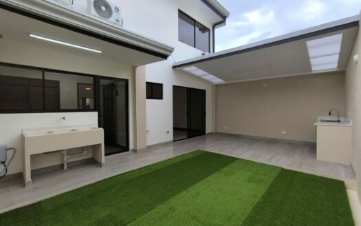 Amplia casa de 2 niveles, 3 habitaciones 2.5 baños, excelente ubicación, entrega inmedita. PARA ESTRENAR!! Cod. 141083